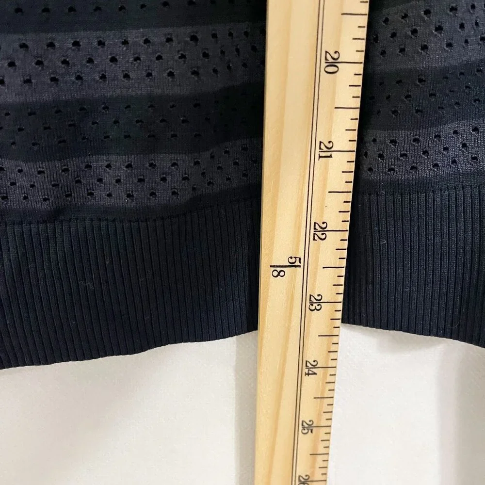 Lululemon Breeze By Long Sleeve Shirt Black & Gray Striped‎ Perforated - Size 4